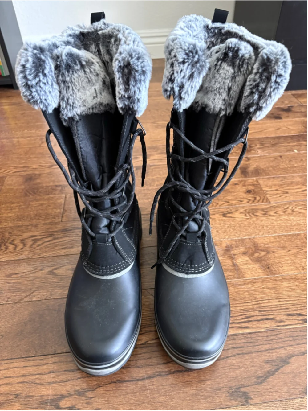 Women's Khombu Winter Boots Size 10 Black and Grey Faux Fur